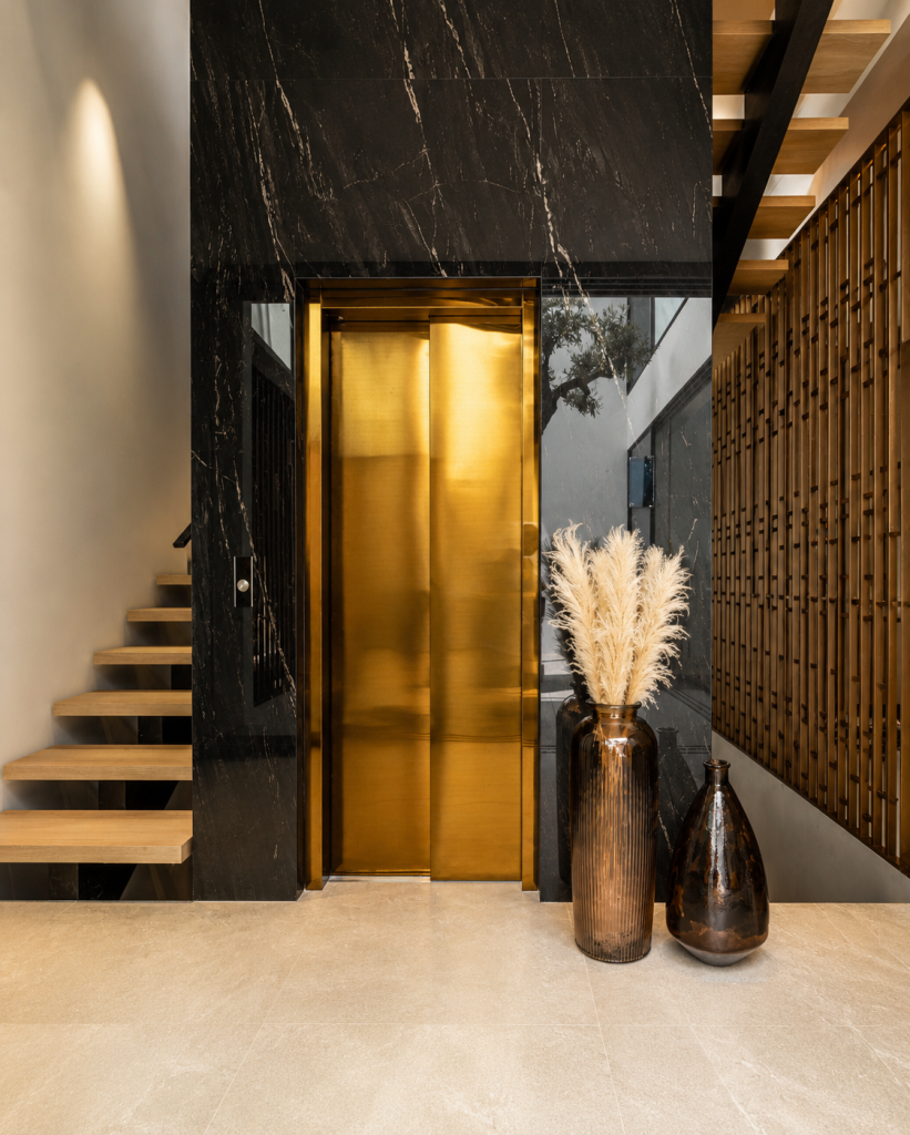 Ascensor privado Schindler con acabados en mármol y oro